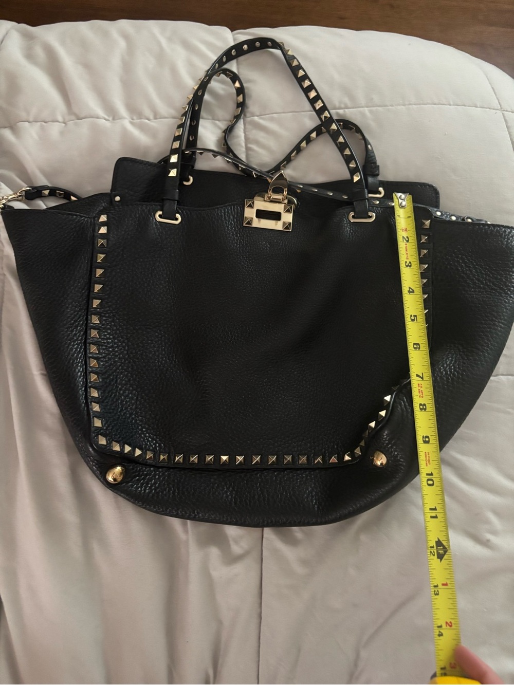 Valentino Garavani Black Pebbled Leather Shoulder Bag with Gold Rockstuds - Picture 13 of 16